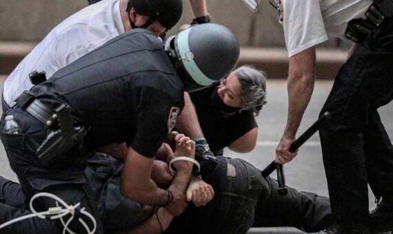 تحلیل روانشناختی خشونت پلیس آمریکا و اهمیت آن در سیمای ملی ایران